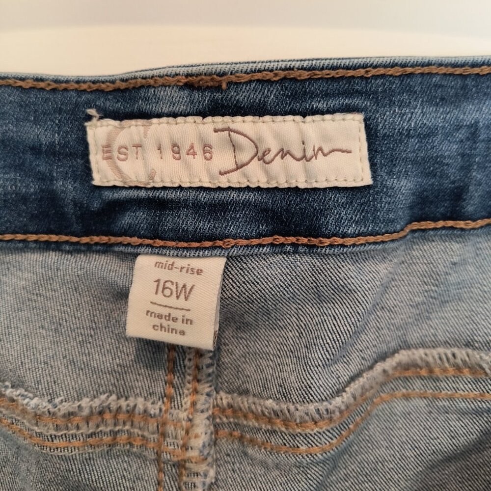 Cato Mid-rise 16W Jean Shorts with Embroidered hem LNC - Picture 4 of 5